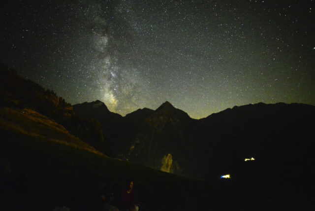 Parmi ce ciel constellé d’étoiles, la Voie lactée se distingue très facilement par sa densité beaucoup plus élevée que dans les autres directions. Cette photo a été prise depuis Les Deux Alpes. Ici encore, nous regardons vers l’intérieur de notre galaxie, là où la concentration d’étoiles est maximale, en direction du centre galactique.