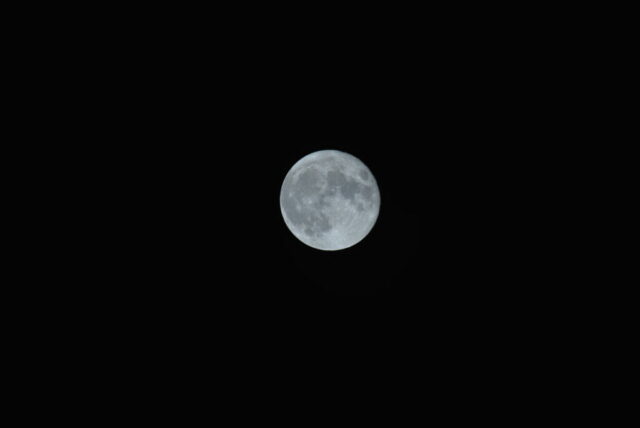 Cette image de la Lune, prise au téléobjectif 600 mm, révèle avec précision les détails de sa surface. On y distingue les cratères, formés par les impacts de météorites au fil de milliards d’années, ainsi que les vastes plaines lunaires appelées « mers » ou maria, qui sont en réalité d’anciens bassins volcaniques remplis de lave solidifiée. Observer la Lune à cette échelle permet de mieux comprendre son histoire géologique et de se rendre compte de la diversité de ses reliefs, tout en nous rappelant qu’elle influence directement la Terre, notamment par les marées et son rôle stabilisateur dans l’axe de rotation de notre planète.