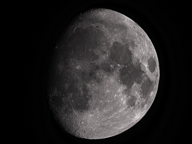 La Lune s’est formée il y a environ 4,5 milliards d’années, peu après la naissance de la Terre. Selon la théorie la plus acceptée, un corps de la taille de Mars, appelé Théia, est entré en collision avec la jeune Terre. Les débris éjectés par cet impact se sont rassemblés pour former la Lune. Cette origine explique pourquoi la Lune et la Terre ont des compositions chimiques proches, et pourquoi la Lune n’a presque pas d’atmosphère.