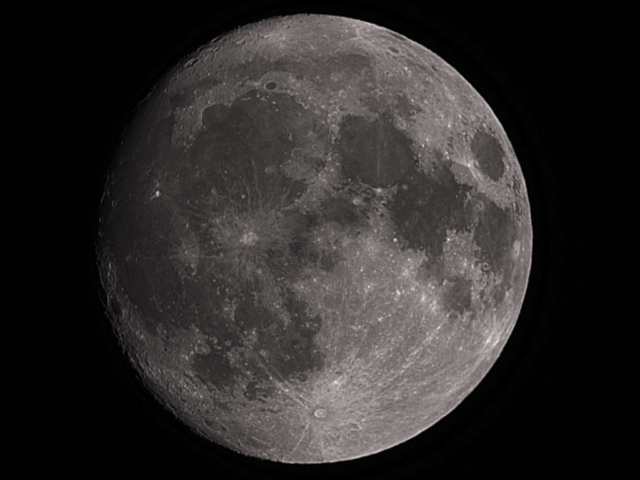 Cette photo de la Lune révèle plusieurs éléments caractéristiques de sa surface. Les zones sombres, appelées maria, sont de vastes plaines basaltiques formées par d’anciens flux de lave il y a plusieurs milliards d’années. Elles contrastent avec les zones plus claires, riches en cratères et reliefs. Deux cratères majeurs sont particulièrement visibles sur cette image : Clavius, en bas de la photo, est l’un des plus grands cratères lunaires, avec un diamètre d’environ 225 km. Il est célèbre pour sa structure en terrasses et les plus petits cratères qui parsèment son fond. Copernic, plus près du centre, est un cratère relativement jeune (environ 800 millions d’années) et très lumineux, entouré de rayons de débris projetés lors de son impact. Observer ces structures permet de comprendre l’histoire géologique de la Lune : les maria témoignent d’un volcanisme ancien, tandis que les cratères comme Clavius et Copernic sont le résultat de collisions avec des météorites au fil du temps. »