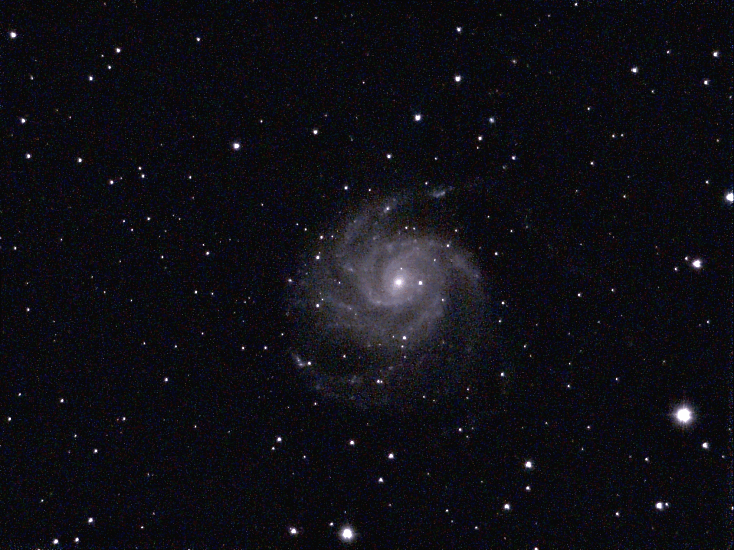 Galaxie M101 est une très vaste galaxie spirale intermédiaire relativement rapprochée, vue de face et située dans la constellation de la Grande Ourse. Elle a été découverte par l'astronome français Pierre Méchain en 1781.