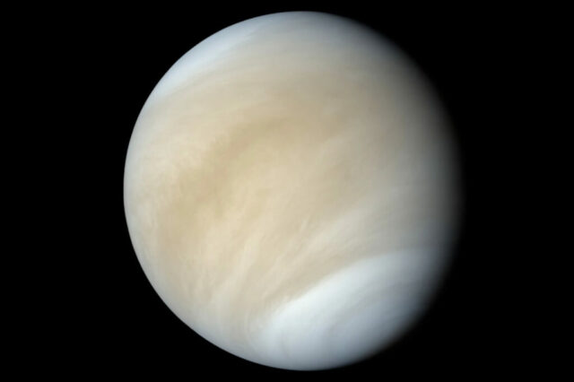 Cette image de Vénus, capturée au télescope, montre la planète sous sa forme brillante et nuageuse. Vénus est enveloppée d’une atmosphère très dense composée principalement de dioxyde de carbone, avec des nuages d’acide sulfurique qui réfléchissent fortement la lumière solaire, ce qui en fait l’un des objets les plus lumineux du ciel. Sa surface, inaccessible à l’observation directe depuis la Terre, est caractérisée par des plaines volcaniques et de rares montagnes. Observer Vénus au télescope permet de distinguer ses phases, similaires à celles de la Lune, et d’apprécier son éclat intense dans le ciel, tout en comprenant mieux la dynamique d’une atmosphère extrême comparée à celle de la Terre.